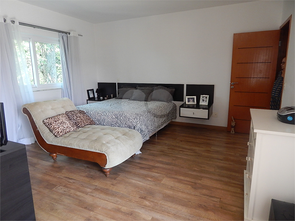 Casa em condomínio fechado no Jardim Floresta, 3 suítes, área gourmet, piscina, 4 vagas.