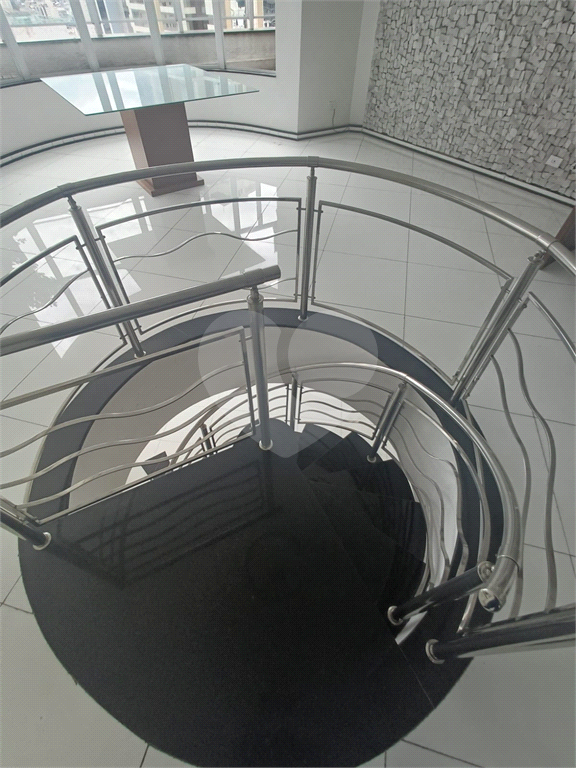 Cobertura reformada para locação em Santana de 246m² com 3 dormitórios, 1 suíte e 1 vaga.