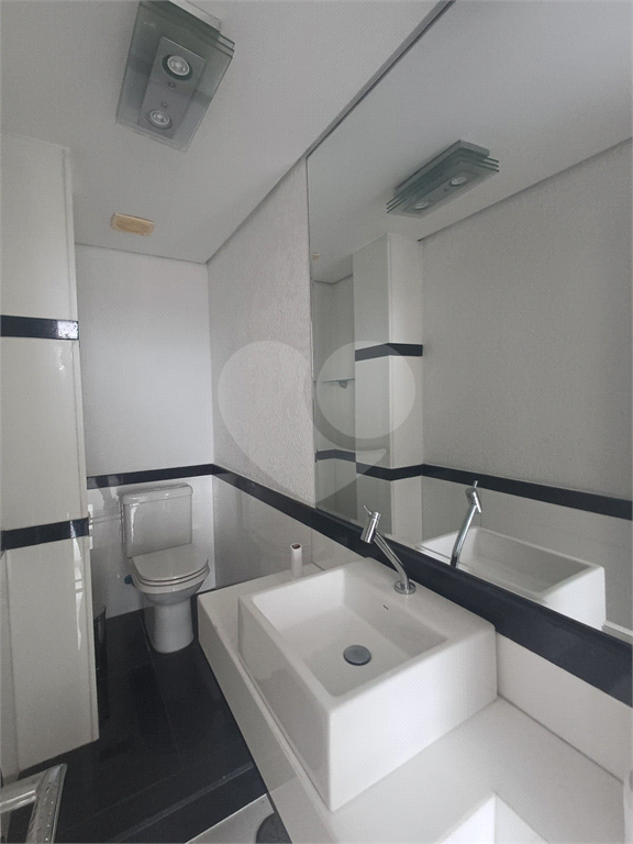 Cobertura reformada para locação em Santana de 246m² com 3 dormitórios, 1 suíte e 1 vaga.