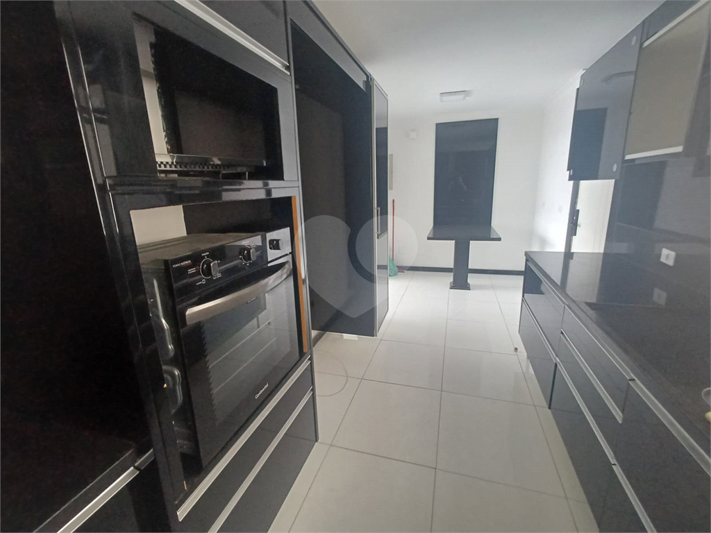 Cobertura reformada para locação em Santana de 246m² com 3 dormitórios, 1 suíte e 1 vaga.