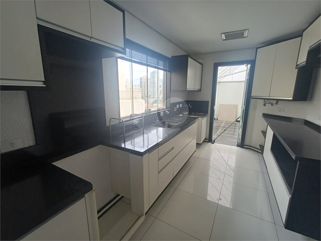 Cobertura reformada para locação em Santana de 246m² com 3 dormitórios, 1 suíte e 1 vaga.