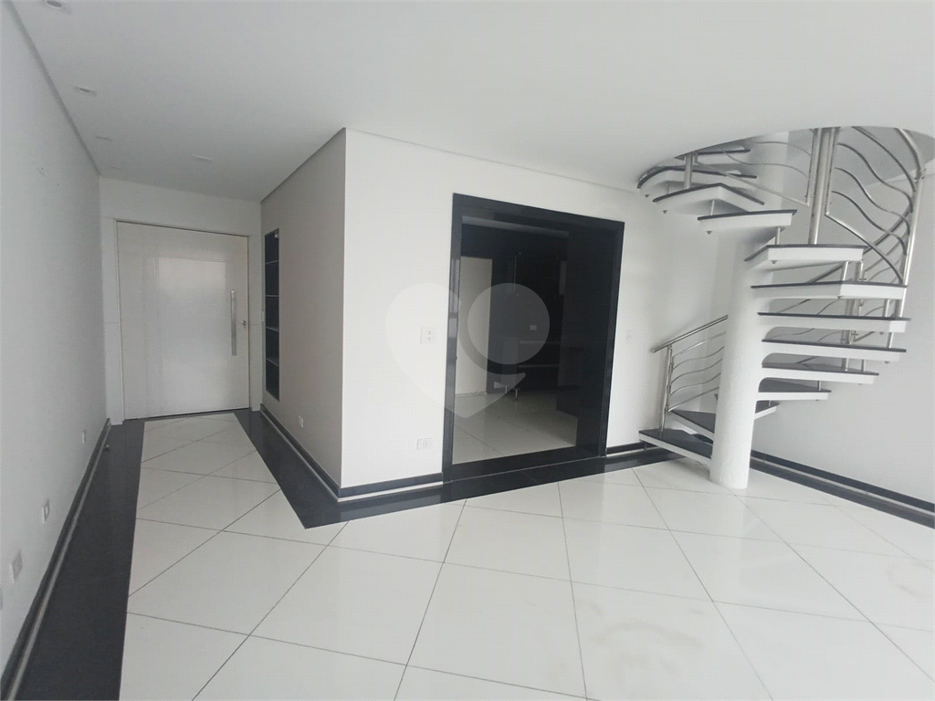 Cobertura reformada para locação em Santana de 246m² com 3 dormitórios, 1 suíte e 1 vaga.