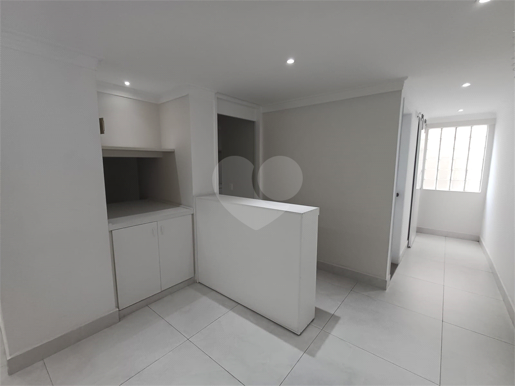 Cobertura reformada para locação em Santana de 246m² com 3 dormitórios, 1 suíte e 1 vaga.