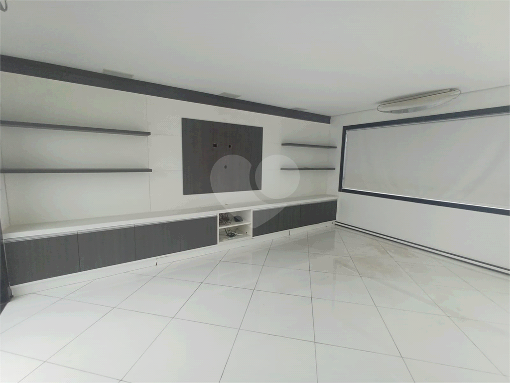 Cobertura reformada para locação em Santana de 246m² com 3 dormitórios, 1 suíte e 1 vaga.