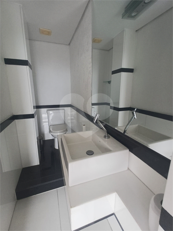 Cobertura reformada para locação em Santana de 246m² com 3 dormitórios, 1 suíte e 1 vaga.