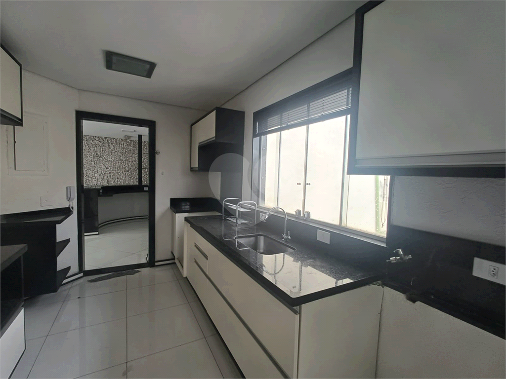 Cobertura reformada para locação em Santana de 246m² com 3 dormitórios, 1 suíte e 1 vaga.