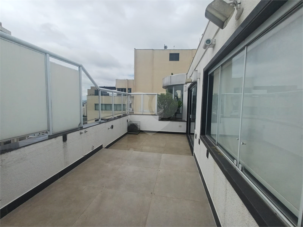 Cobertura reformada para locação em Santana de 246m² com 3 dormitórios, 1 suíte e 1 vaga.