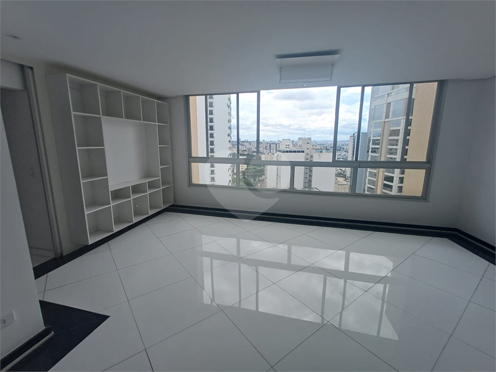 Cobertura reformada para locação em Santana de 246m² com 3 dormitórios, 1 suíte e 1 vaga.