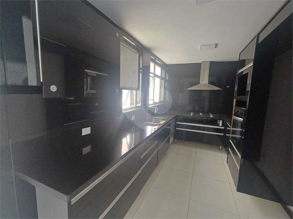 Cobertura reformada para locação em Santana de 246m² com 3 dormitórios, 1 suíte e 1 vaga.