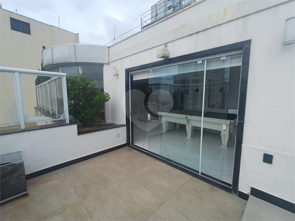 Cobertura reformada para locação em Santana de 246m² com 3 dormitórios, 1 suíte e 1 vaga.