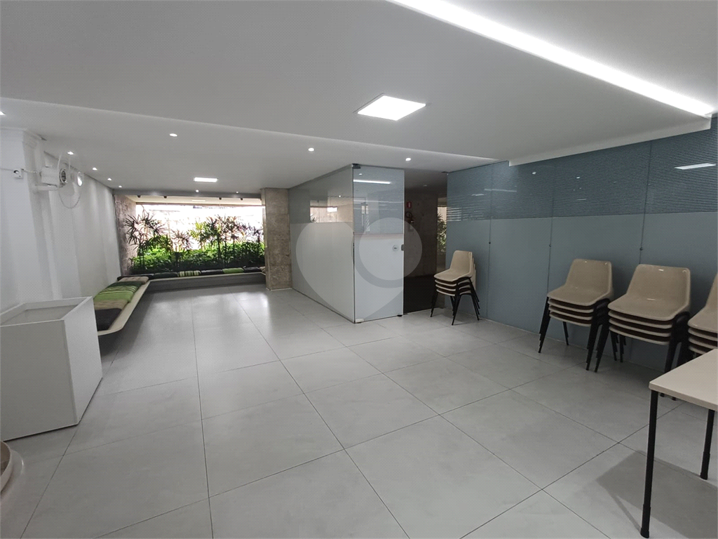 Cobertura reformada para locação em Santana de 246m² com 3 dormitórios, 1 suíte e 1 vaga.