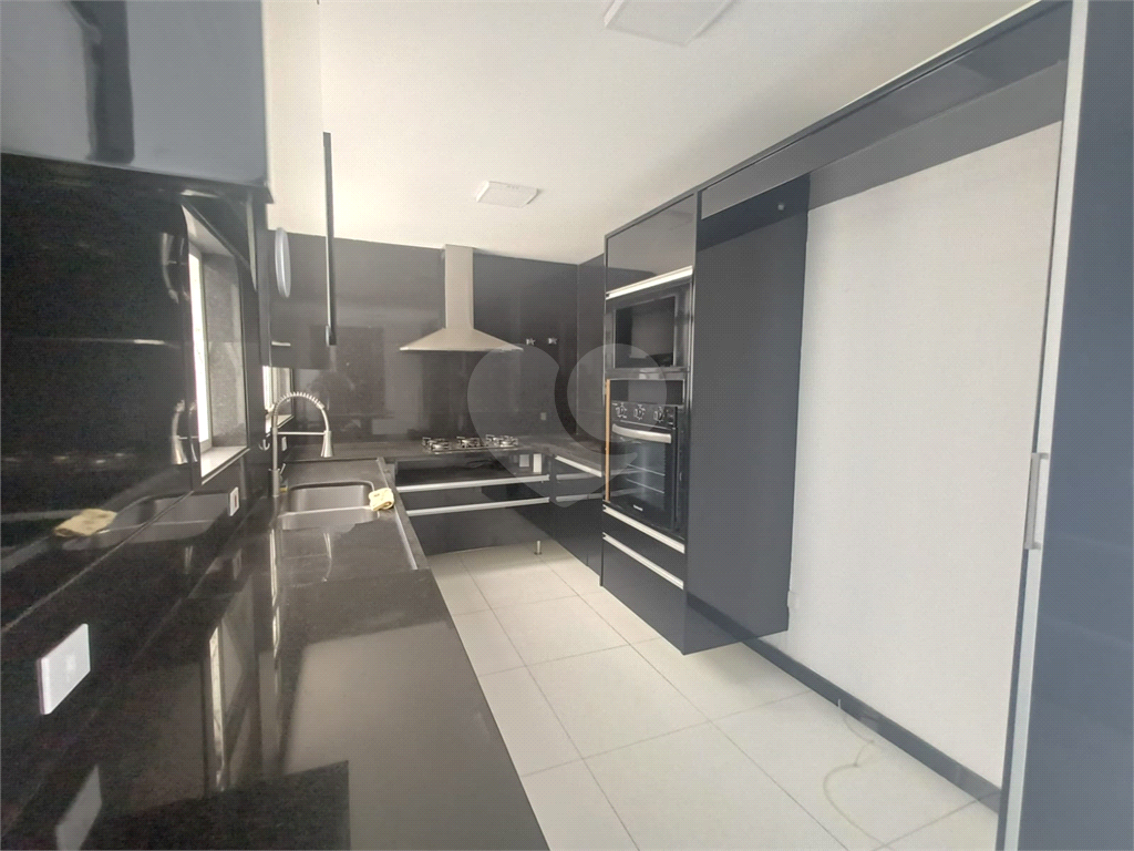 Cobertura reformada para locação em Santana de 246m² com 3 dormitórios, 1 suíte e 1 vaga.