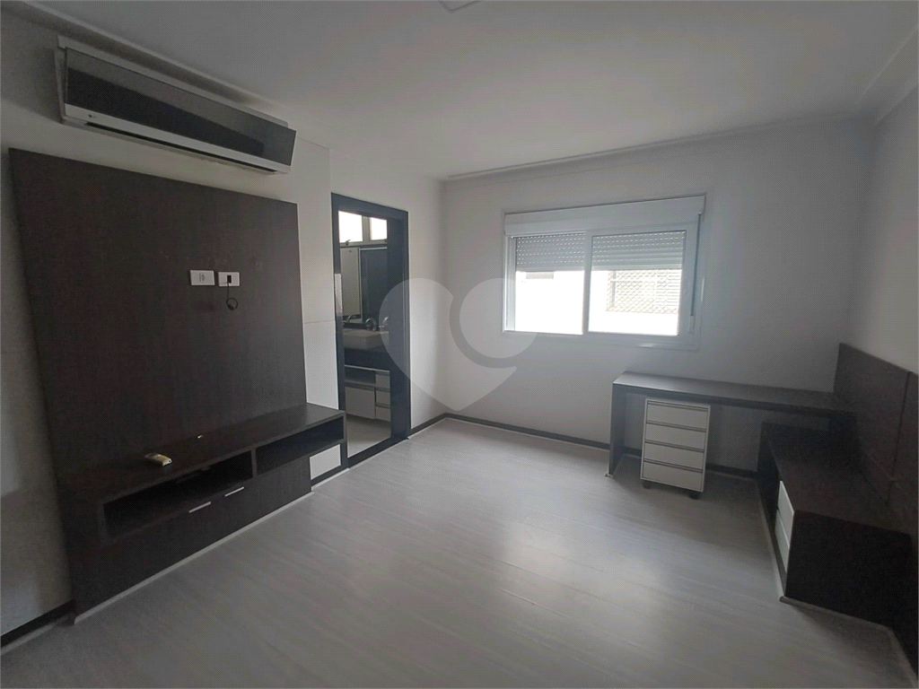 Cobertura reformada para locação em Santana de 246m² com 3 dormitórios, 1 suíte e 1 vaga.