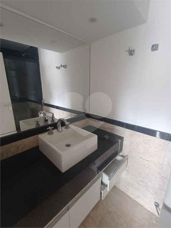 Cobertura reformada para locação em Santana de 246m² com 3 dormitórios, 1 suíte e 1 vaga.