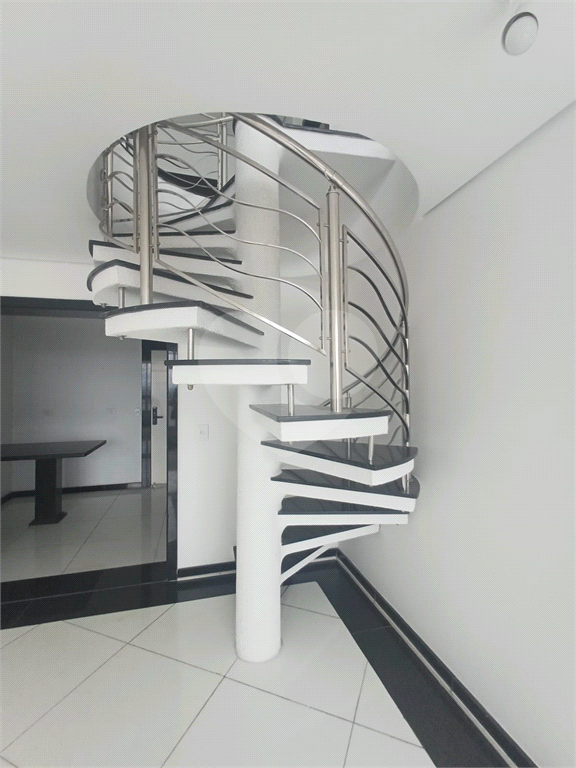 Cobertura reformada para locação em Santana de 246m² com 3 dormitórios, 1 suíte e 1 vaga.