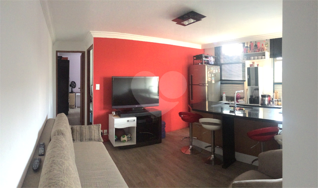 Apartamento todo reformado com 2 dorms.