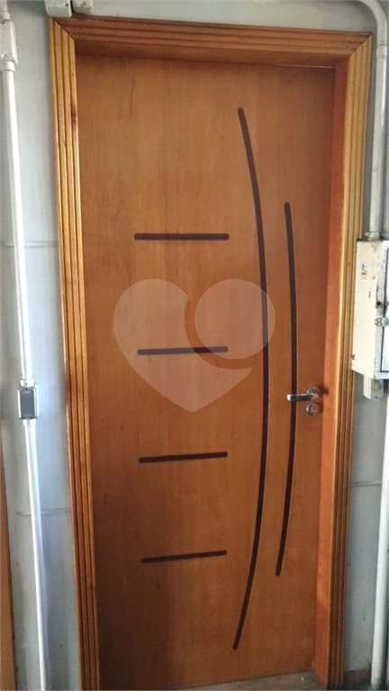 Apartamento todo reformado com 2 dorms.