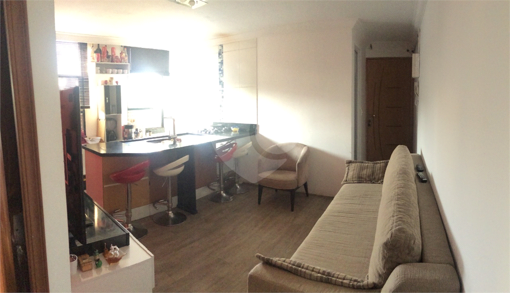 Apartamento todo reformado com 2 dorms.