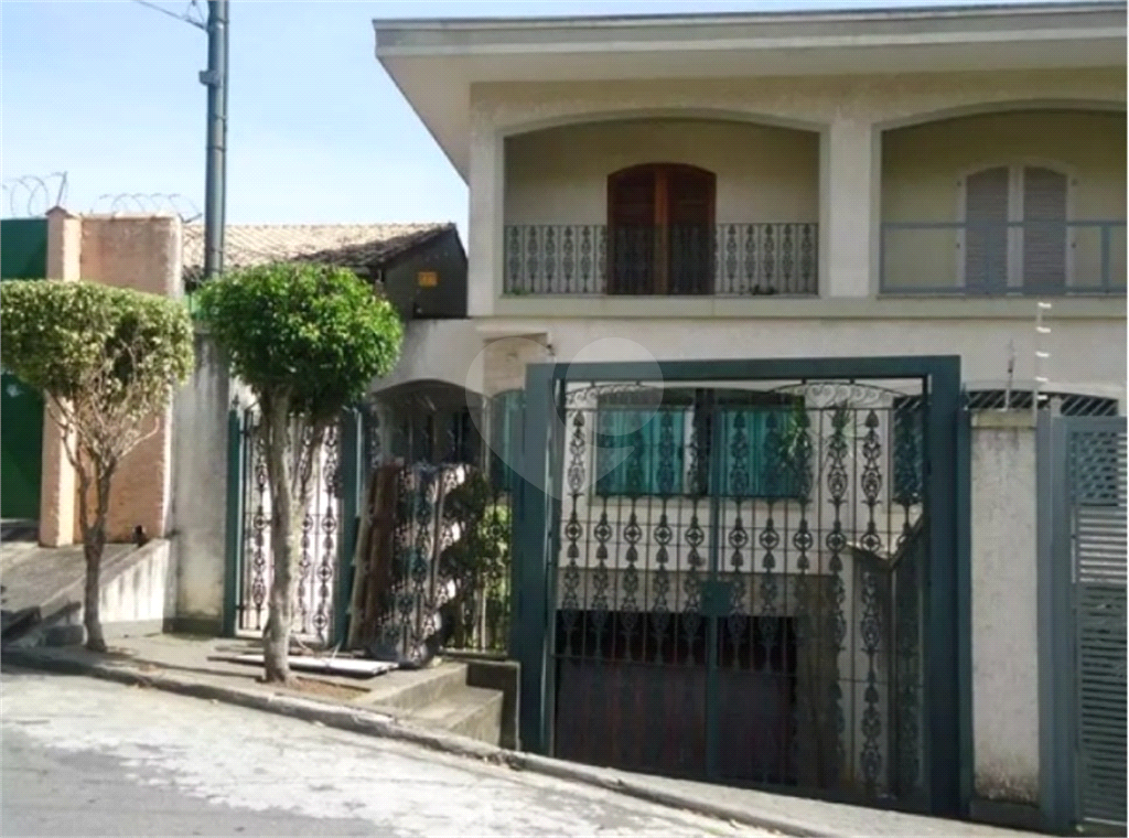Sobrado 205m² 3 dormitórios. quintal. 