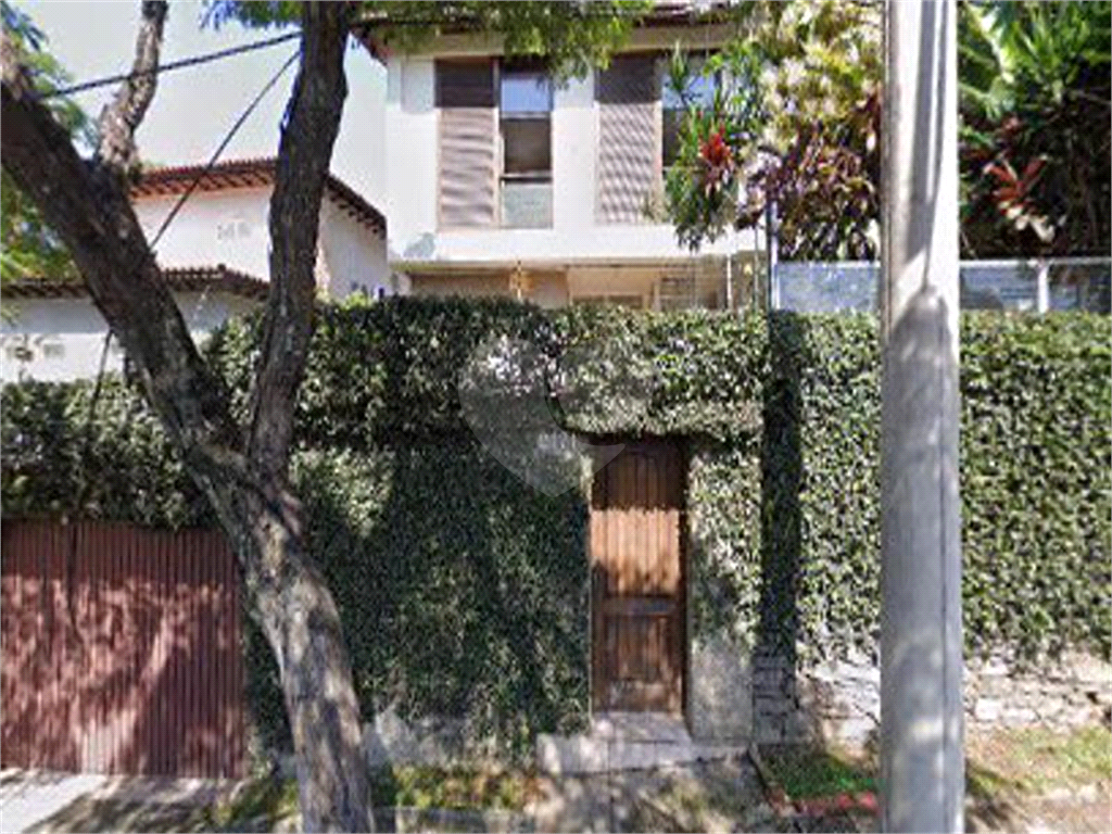 Sobrado Espaçoso com 4 Dormitórios e Ótima Localização