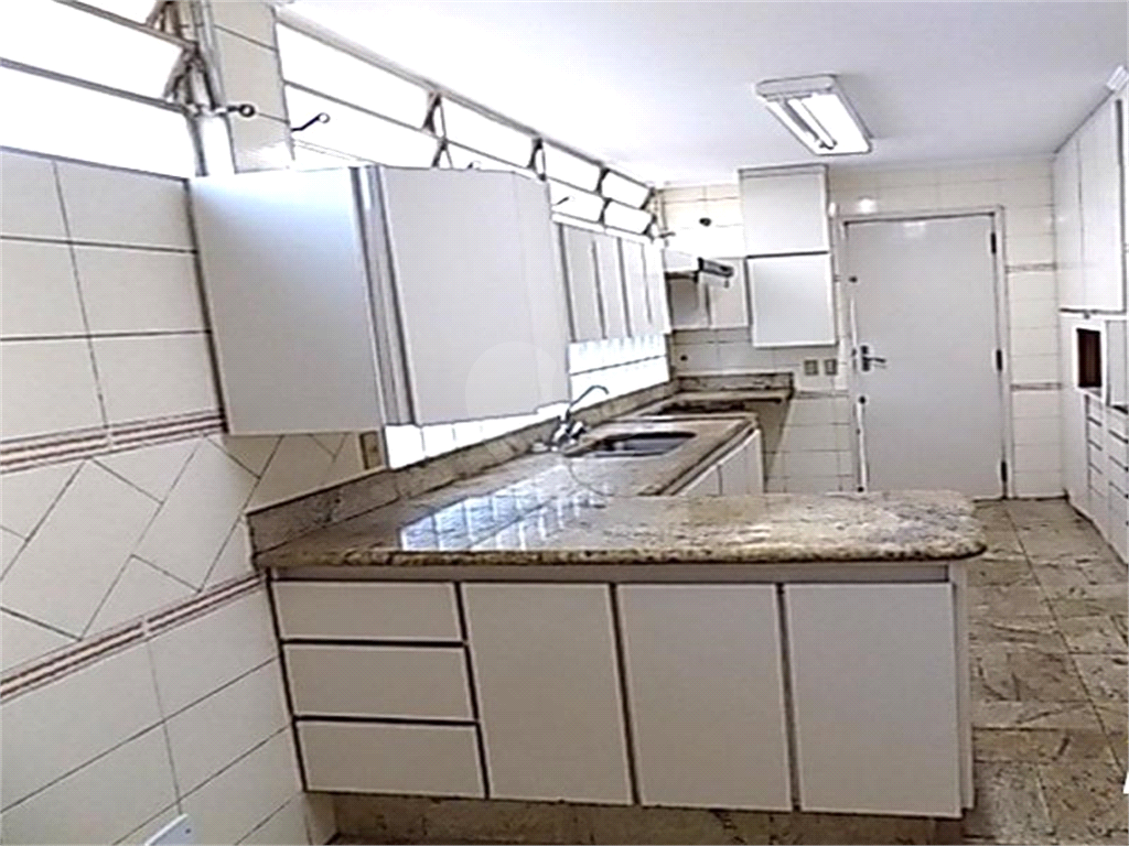 Sobrado Espaçoso com 4 Dormitórios e Ótima Localização