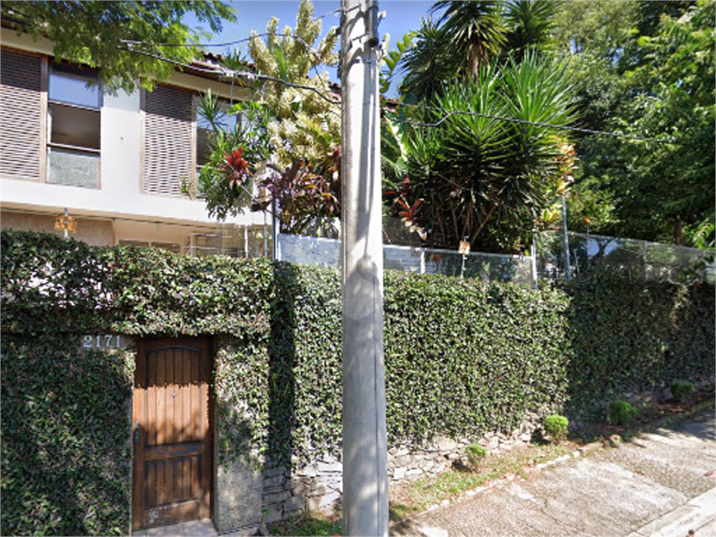 Sobrado Espaçoso com 4 Dormitórios e Ótima Localização