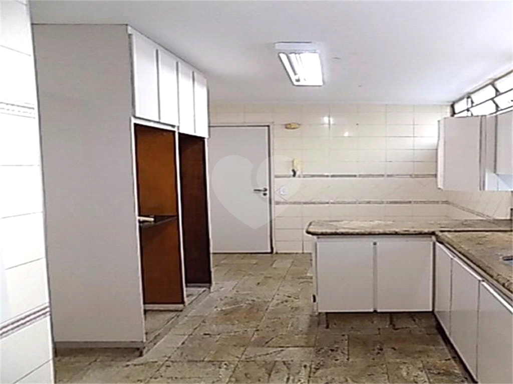 Sobrado Espaçoso com 4 Dormitórios e Ótima Localização