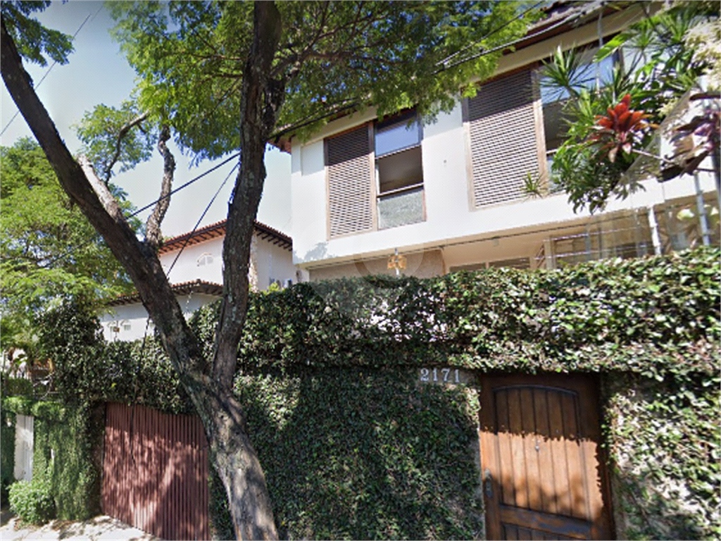 Sobrado Espaçoso com 4 Dormitórios e Ótima Localização