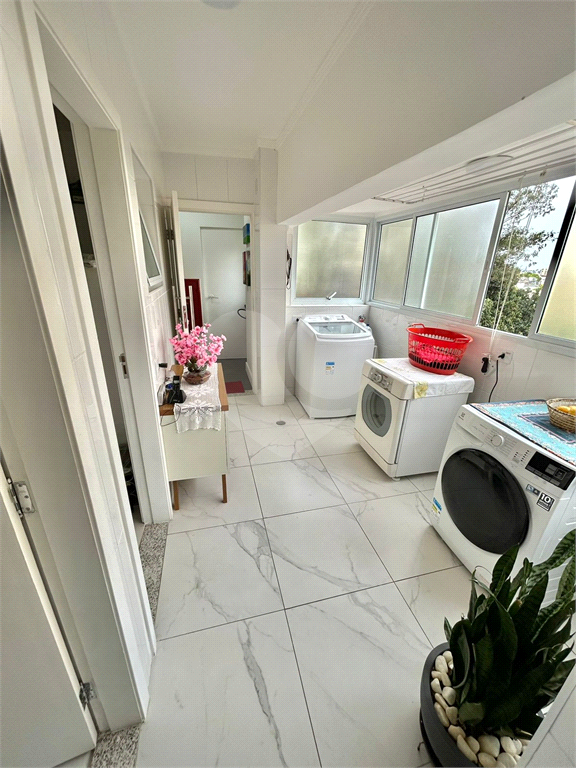 Apartamento alto padrão, 180 metros,   4 dormitórios  3 suítes com varanda , 4 vagas e depósito 