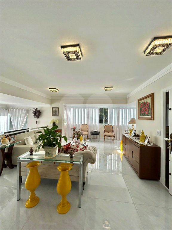 Apartamento alto padrão, 180 metros,   4 dormitórios  3 suítes com varanda , 4 vagas e depósito 