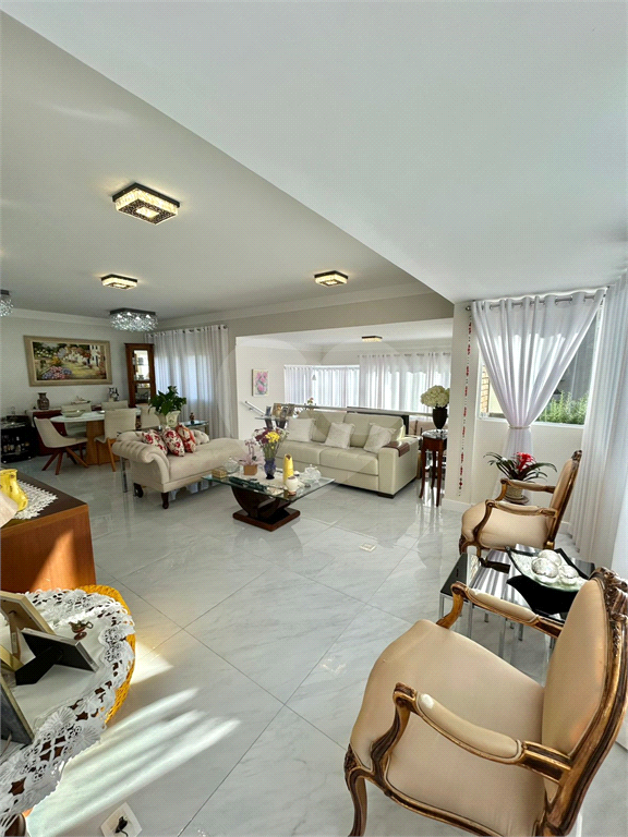 Apartamento alto padrão, 180 metros,   4 dormitórios  3 suítes com varanda , 4 vagas e depósito 