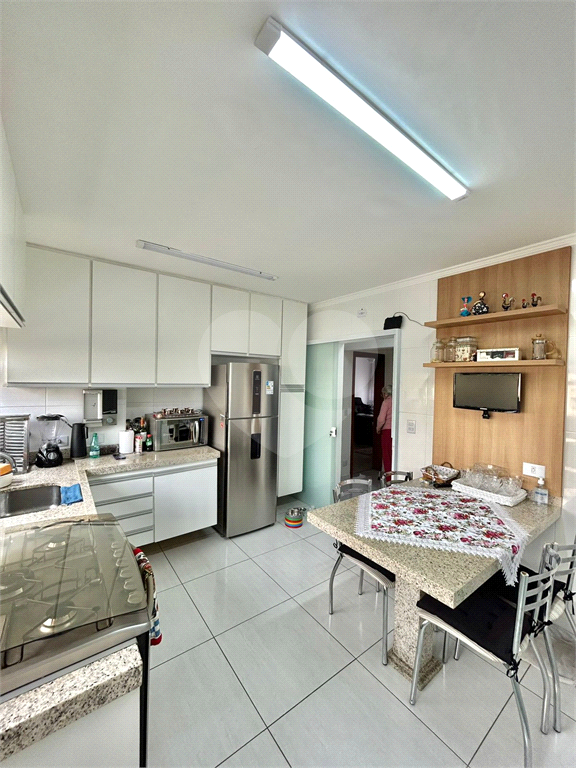 Apartamento alto padrão, 180 metros,   4 dormitórios  3 suítes com varanda , 4 vagas e depósito 