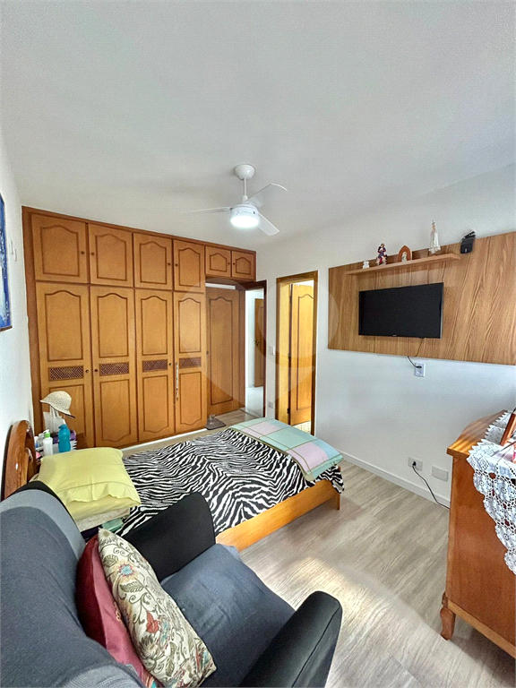 Apartamento alto padrão, 180 metros,   4 dormitórios  3 suítes com varanda , 4 vagas e depósito 
