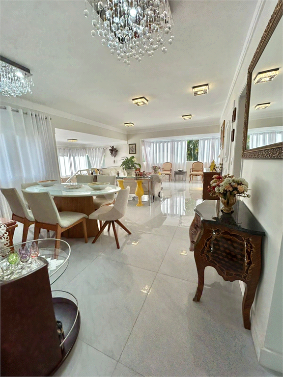 Apartamento alto padrão, 180 metros,   4 dormitórios  3 suítes com varanda , 4 vagas e depósito 