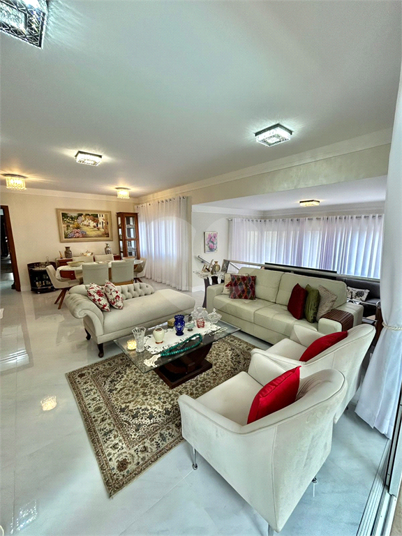 Apartamento alto padrão, 180 metros,   4 dormitórios  3 suítes com varanda , 4 vagas e depósito 
