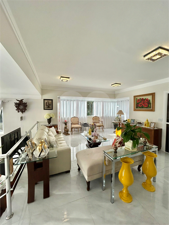 Apartamento alto padrão, 180 metros,   4 dormitórios  3 suítes com varanda , 4 vagas e depósito 