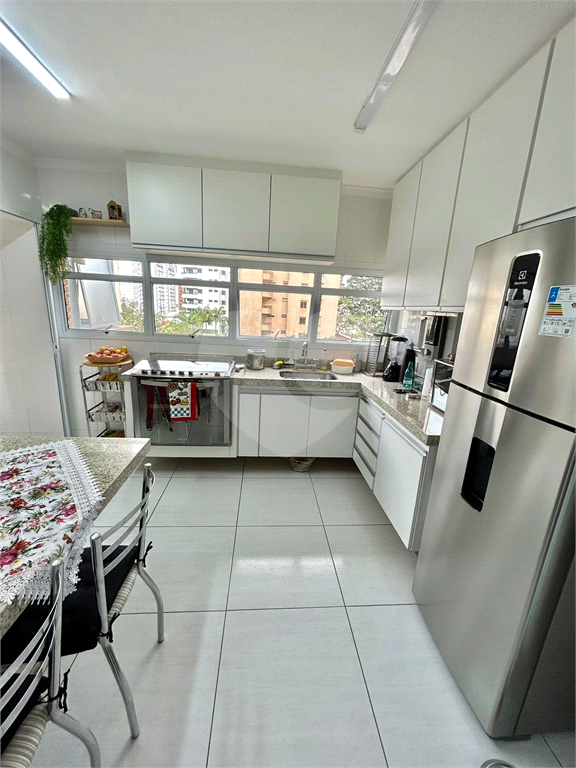 Apartamento alto padrão, 180 metros,   4 dormitórios  3 suítes com varanda , 4 vagas e depósito 