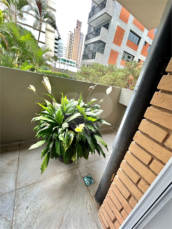 Apartamento alto padrão, 180 metros,   4 dormitórios  3 suítes com varanda , 4 vagas e depósito 