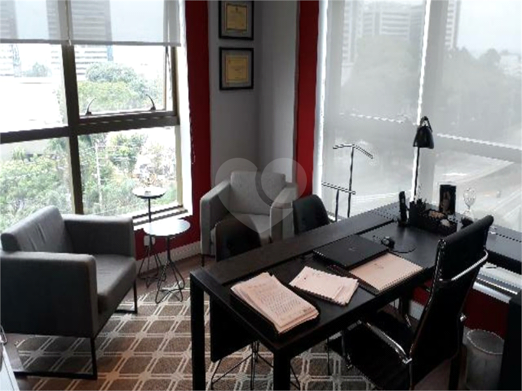 Sala comercial em Alphaville Centro Industrial e Empresarial