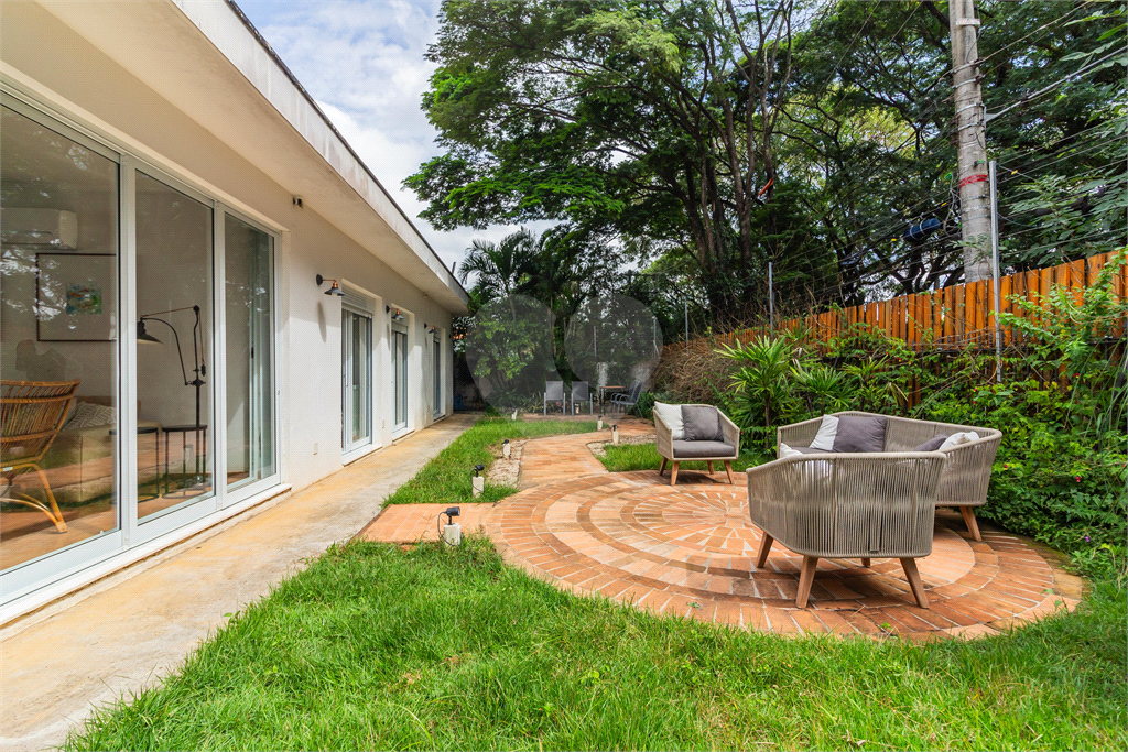 Casa térrea com 4 dormitórios sendo 1 suíte, 4 vagas!