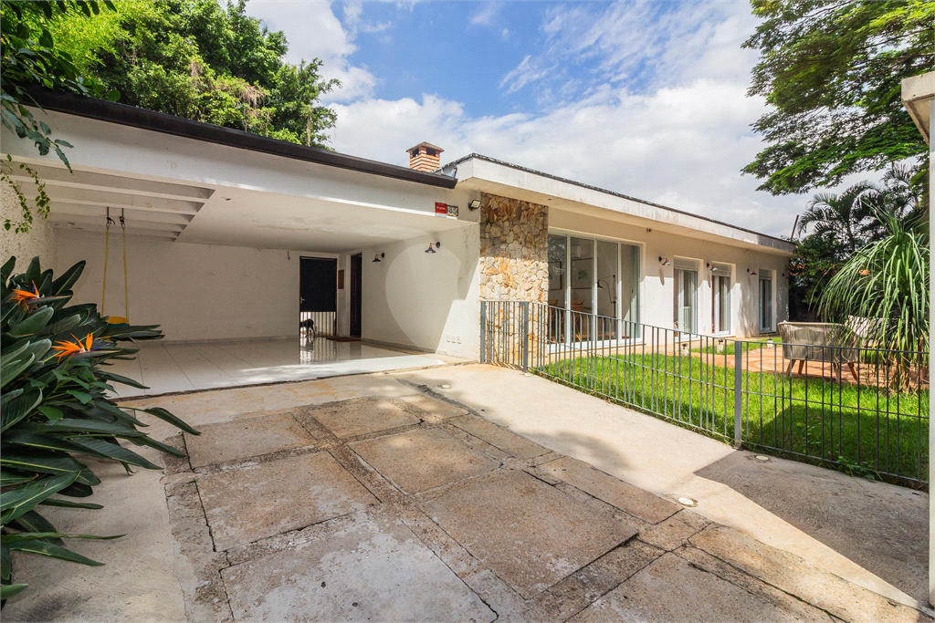 Casa térrea com 4 dormitórios sendo 1 suíte, 4 vagas!