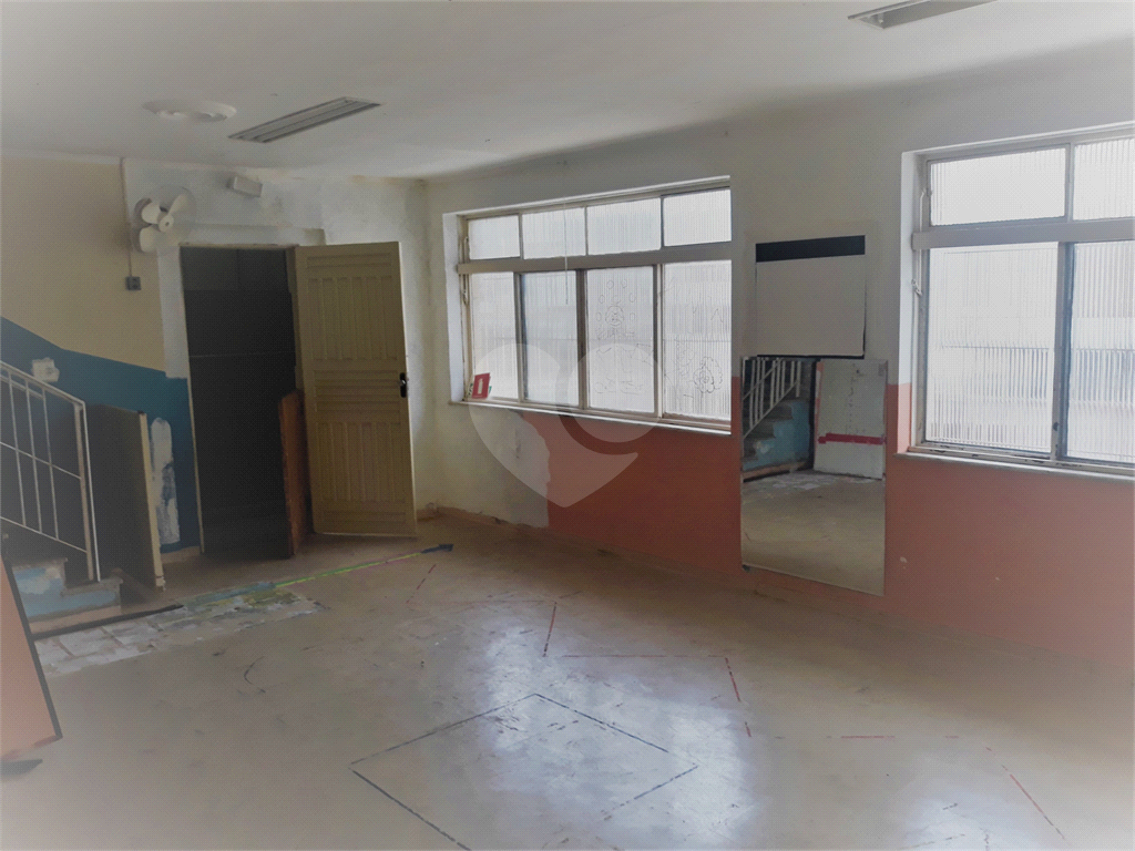 PRÉDIO COMERCIAL EXCELENTE, COM 4 PAVIMENTOS E CASA ANEXA