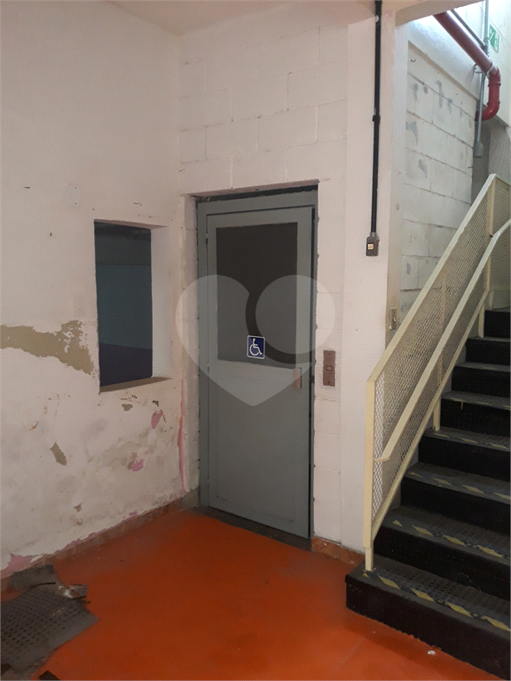PRÉDIO COMERCIAL EXCELENTE, COM 4 PAVIMENTOS E CASA ANEXA