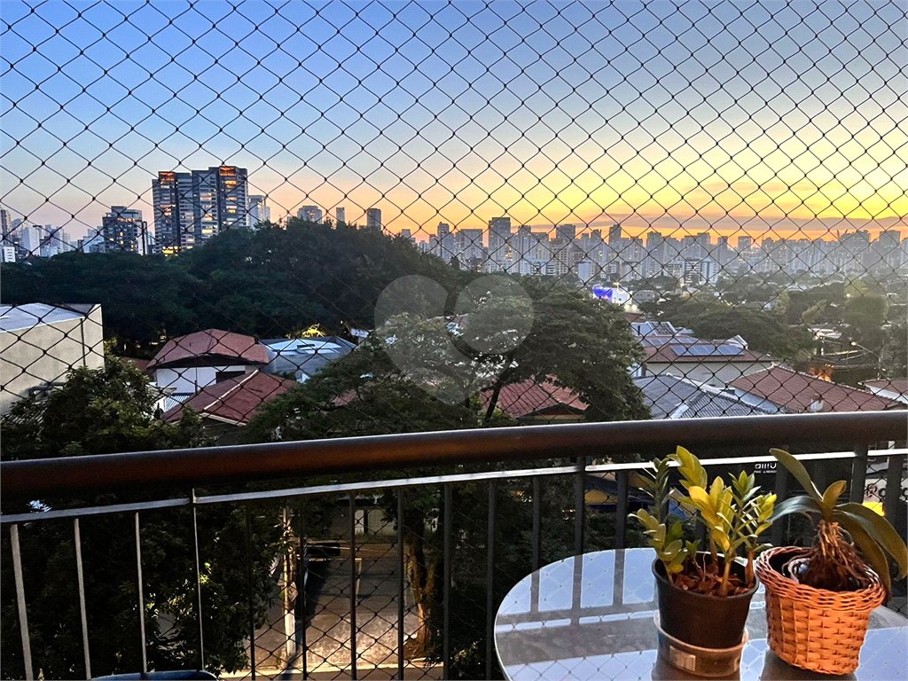 APARTAMENTO em MOEMA