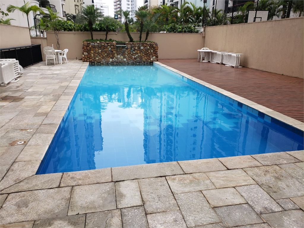 APARTAMENTO em MOEMA