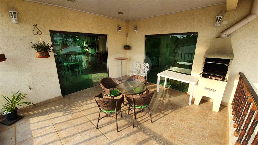 Casa ampla com piscina e churrasqueira