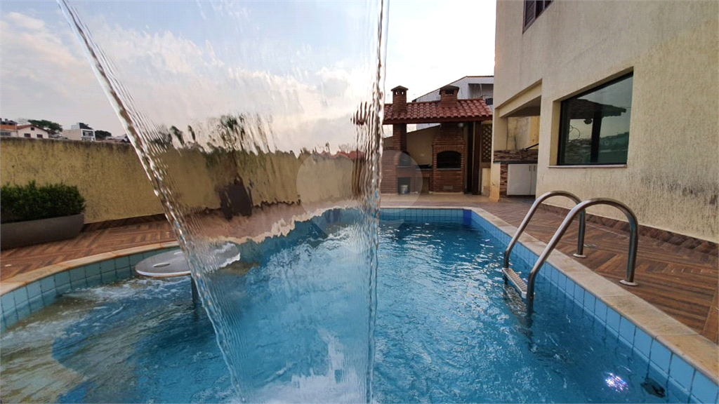 Casa ampla com piscina e churrasqueira
