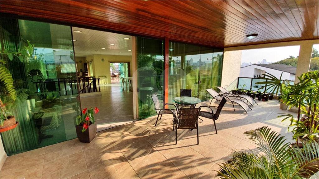 Casa ampla com piscina e churrasqueira