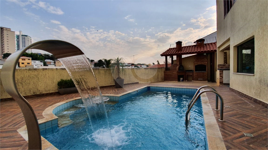Casa ampla com piscina e churrasqueira