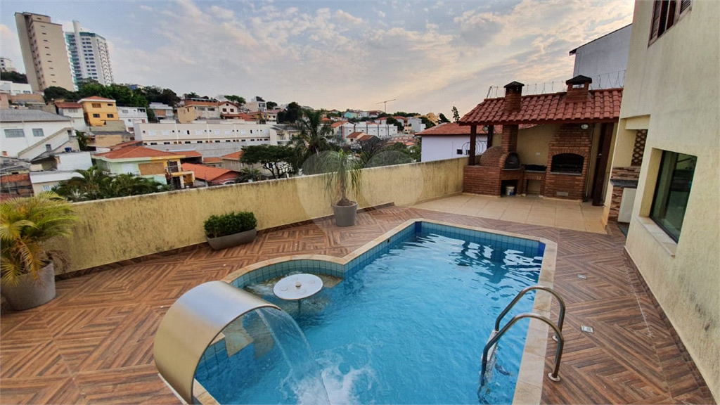 Casa ampla com piscina e churrasqueira
